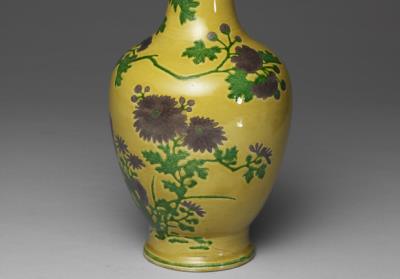 图片[2]-Vase with polychrome flowers and butterflies on a yellow ground, Qing dynasty, Kangxi reign (1662-1722)-China Archive